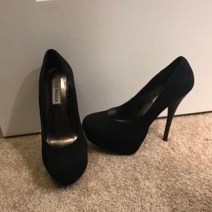 Black suede Steve Madden pumps